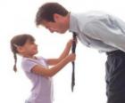 Пап дочь смотрит, как он узлом галстука